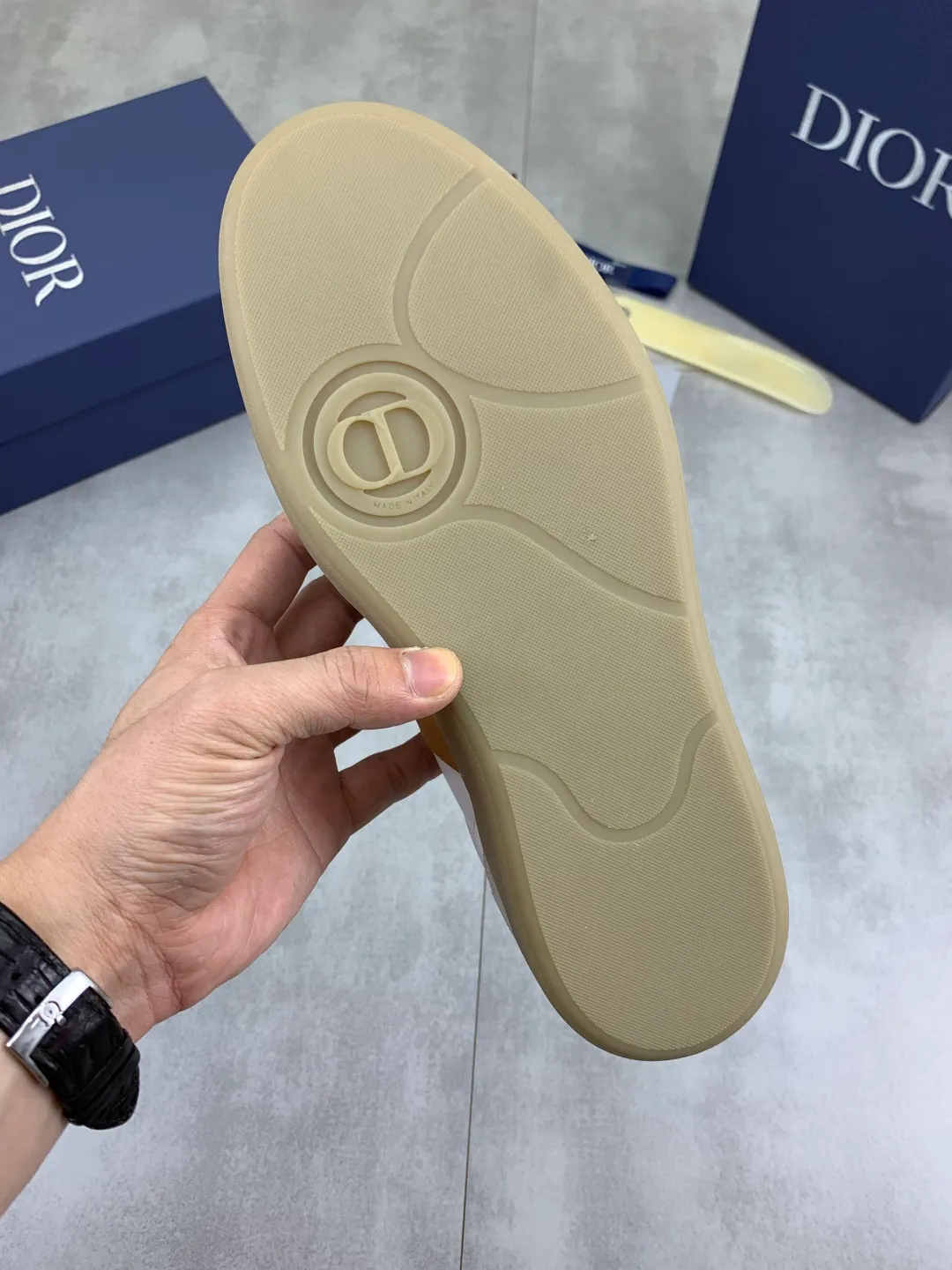 Men's shoes 💰P360 New Dior B01 moral training shoes, white first-layer cowhide, original molded outsole. New to the fall collection, this sneaker marks the return of a Dior classic, reinterpreted in a stylish and elegant silhouette. Crafted from white smooth first-grain cowhide with a tonal silk sheepskin lining, it features the Dior logo on the tongue and inner sides, and a CD icon on the heel. Paired with Tpu anti-slip soles of the same color, it can be matched with various styles to create a sophisticated look.  Code number: 38-44